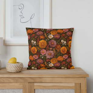 Herfstbloemen in verbrande oranje en rood kussen