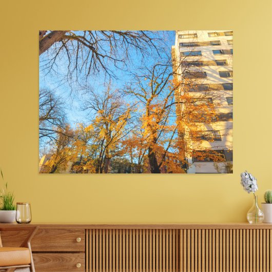 Herfstbomen en de gevel van het gebouw canvas afdruk (Insitu (Woonkamer))