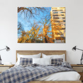 Herfstbomen en gevel van een gebouw canvas afdruk (Insitu (Slaapkamer))