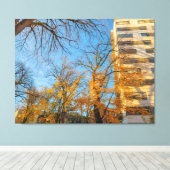 Herfstbomen en gevel van een gebouw canvas afdruk (Insitu (Houten vloer))