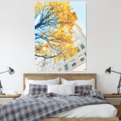 Herfstboom en bouwgevel canvas afdruk (Insitu (Slaapkamer))