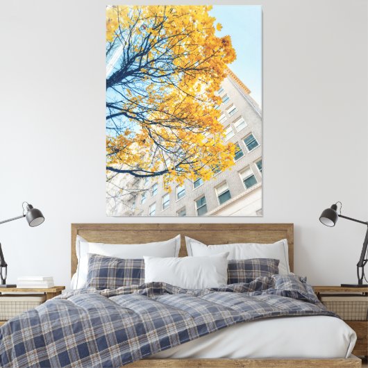Herfstboom en bouwgevel canvas afdruk (Insitu (Slaapkamer))