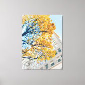 Herfstboom en bouwgevel canvas afdruk (Voorkant)