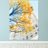 Herfstboom en bouwgevel canvas afdruk (Insitu (Houten vloer))