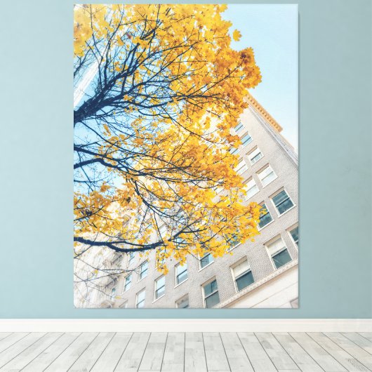 Herfstboom en bouwgevel canvas afdruk (Insitu (Houten vloer))