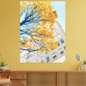 Herfstboom en bouwgevel canvas afdruk (Insitu (Woonkamer))