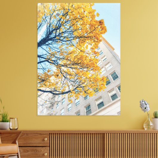 Herfstboom en bouwgevel canvas afdruk (Insitu (Woonkamer))