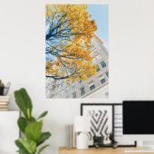 Herfstboom en hoog gebouw poster (Thuiskantoor)