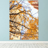 Herfstboom in de stad canvas afdruk (Insitu (Houten vloer))