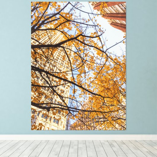 Herfstboom in de stad canvas afdruk (Insitu (Houten vloer))