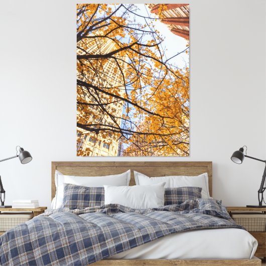 Herfstboom in de stad canvas afdruk (Insitu (Slaapkamer))