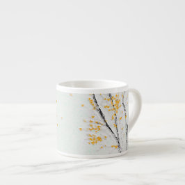 Herfstboomtakken met gele herfstbladeren espresso kop