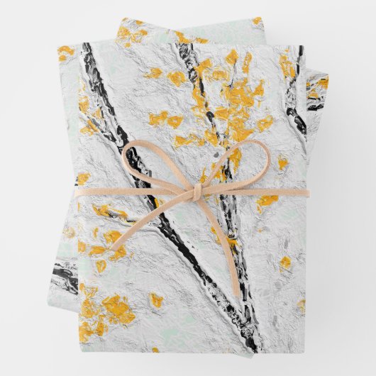 Herfstboomtakken met gele herfstbladeren inpakpapier vel (In situ)