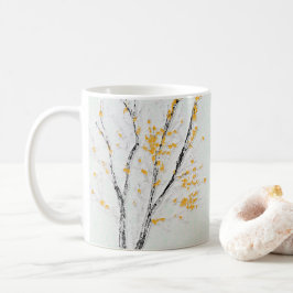 Herfstboomtakken met gele herfstbladeren koffiemok