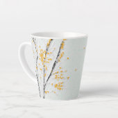 Herfstboomtakken met gele herfstbladeren latte mok (Linkerhoek)