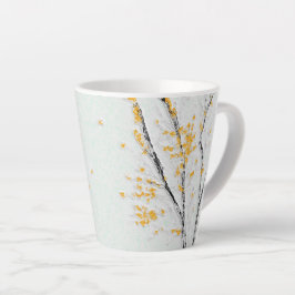 Herfstboomtakken met gele herfstbladeren latte mok