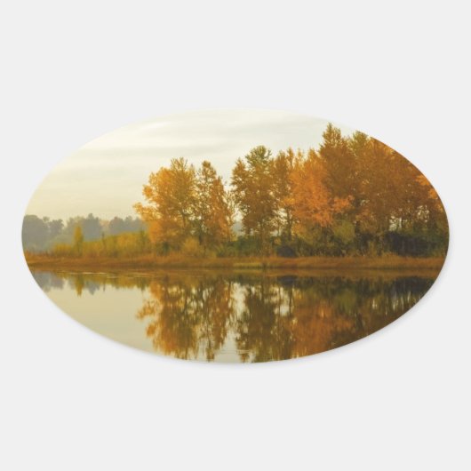 Herfstbos aan de rivier ovale sticker (Voorkant)
