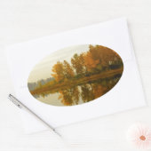 Herfstbos aan de rivier ovale sticker (Envelop)