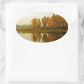 Herfstbos aan de rivier ovale sticker (Tas)