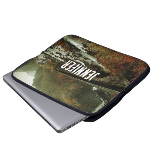 Herfstbos en rivierlandschap laptop sleeve (Voorkant onderkant)