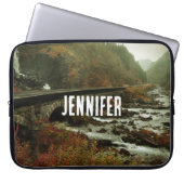 Herfstbos en rivierlandschap laptop sleeve (Voorkant)