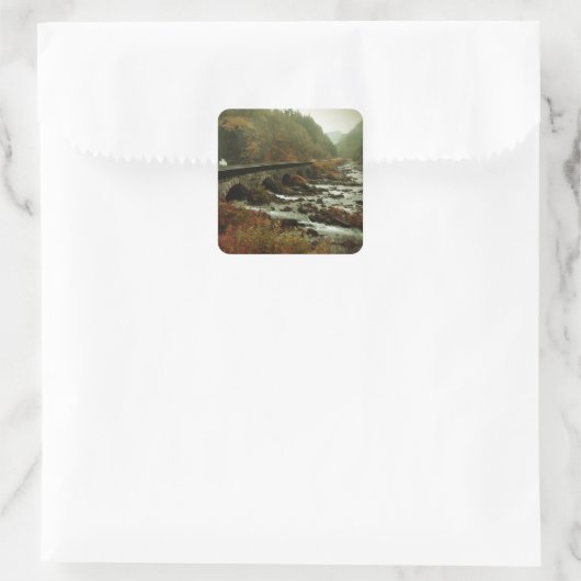 Herfstbos en rivierlandschap vierkante sticker (Tas)