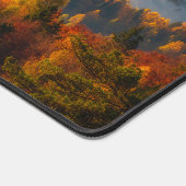 Herfstbos onder de bergen bureaumat (Hoek)