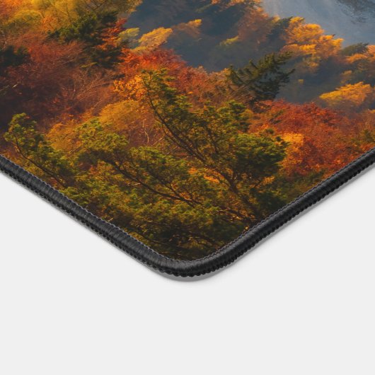 Herfstbos onder de bergen bureaumat (Hoek)