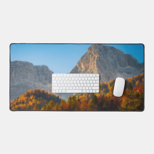 Herfstbos onder de bergen bureaumat (Keyboard & Muis)