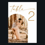 herfstbruiloft | Dubbelzijdige moderne boogfoto Kaart<br><div class="desc">Begeleid uw gasten met stijl met behulp van deze gepersonaliseerde tweezijdige trouwtafel nummerkaart. Met gedurfde typografie in een rijk mosterdbruin en een modern boogfoto-lijst, kunt u met dit ontwerp twee verschillende foto's - één aan elke kant - laten zien voor een betekenisvolle en persoonlijke touch. Perfect voor bruiloften, recepties, repetitiediners...</div>