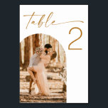 herfstbruiloft | Dubbelzijdige moderne boogfoto Kaart<br><div class="desc">Begeleid uw gasten met stijl met behulp van deze gepersonaliseerde tweezijdige trouwtafel nummerkaart. Met gedurfde typografie in een rijk mosterdbruin en een modern boogfoto-lijst, kunt u met dit ontwerp twee verschillende foto's - één aan elke kant - laten zien voor een betekenisvolle en persoonlijke touch. Perfect voor bruiloften, recepties, repetitiediners...</div>