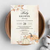 Herfstelijke oranje pompoenen en bloemen in landel kaart