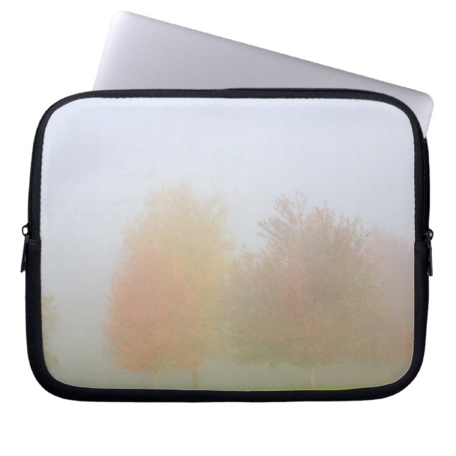 Herfsten in nevel laptop sleeve (Voorkant)