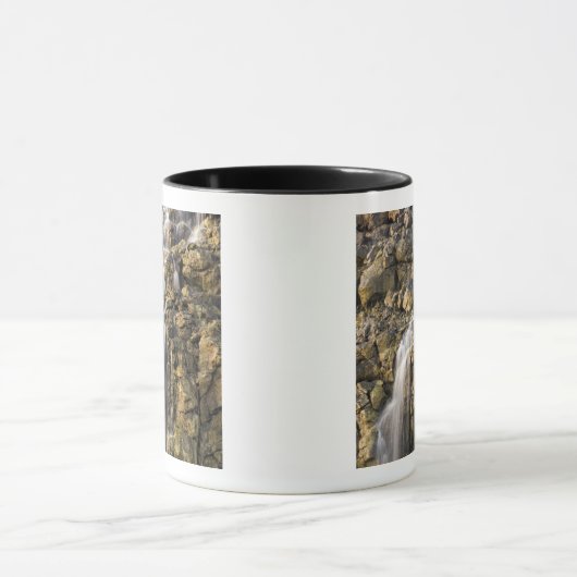 Herfsten van vulkanische rotsafval mok (Midden)