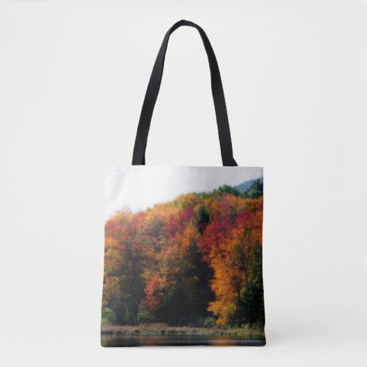 Herfstgebladerte bij vijver tote bag (Voorkant)
