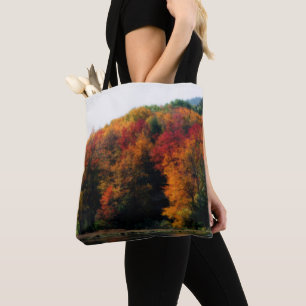 Herfstgebladerte bij vijver tote bag