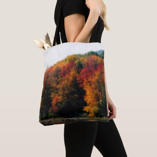 Herfstgebladerte bij vijver tote bag (Dichtbij)