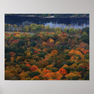 Herfstgebladerte door de rivier in New England Poster