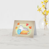 Herfstgrijze tabbykat met koffie en boek Vrede Kaart (Gele Bloem)