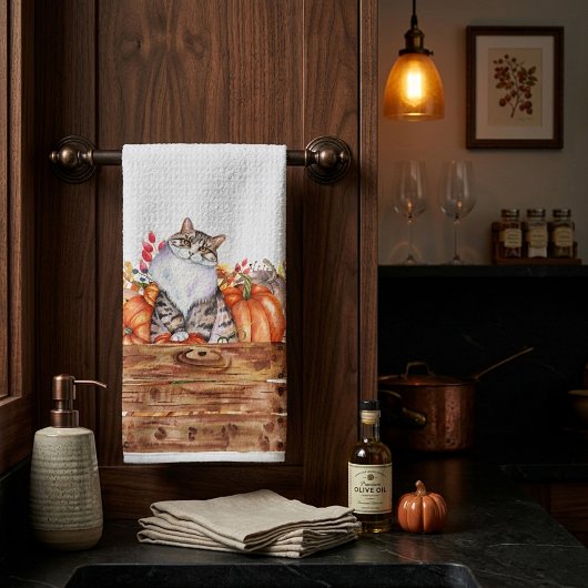 Herfstkat en pompoenen in doos theedoek