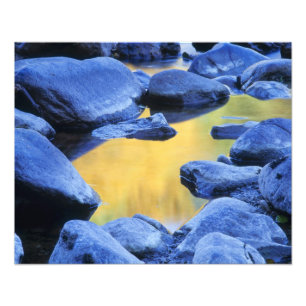 Herfstkleuren die in een wading pool worden weersp foto afdruk