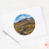 Herfstkleuren in het landschap ronde sticker (Envelop)