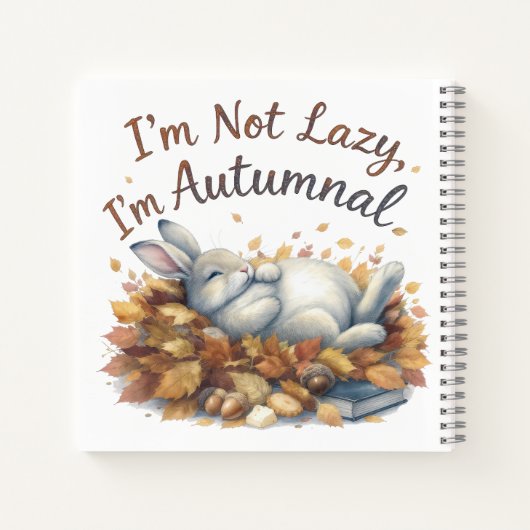 Herfstkonijn in bladeren met grappige luie quote notitieboek (Achterkant)