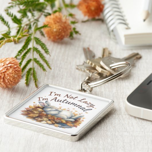 Herfstkonijn in bladeren met grappige luie quote sleutelhanger (Zijkant)