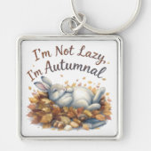 Herfstkonijn in bladeren met grappige luie quote sleutelhanger (Voorkant)