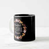 Herfstkrans dankbaar gezegend tweekleurige koffiemok (Voorkant links)
