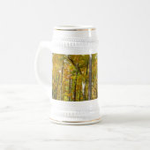 Herfstlandschap van bos met gele bladeren bierpul (Voorkant links)