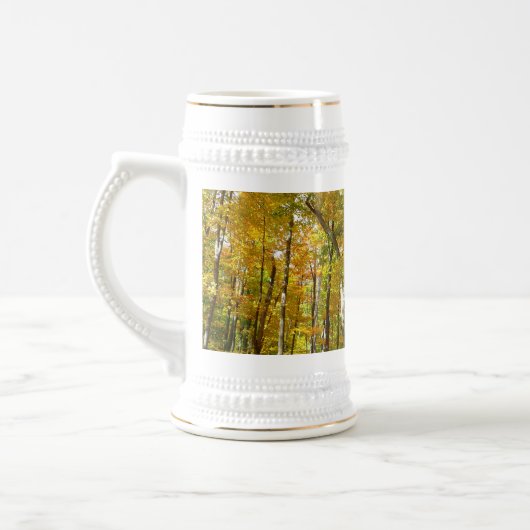 Herfstlandschap van bos met gele bladeren bierpul (Links)