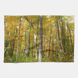 Herfstlandschap van bos met gele bladeren theedoek