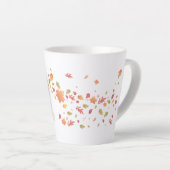 Herfstmeisje met vliegende bladeren latte mok (Rechterhoek)